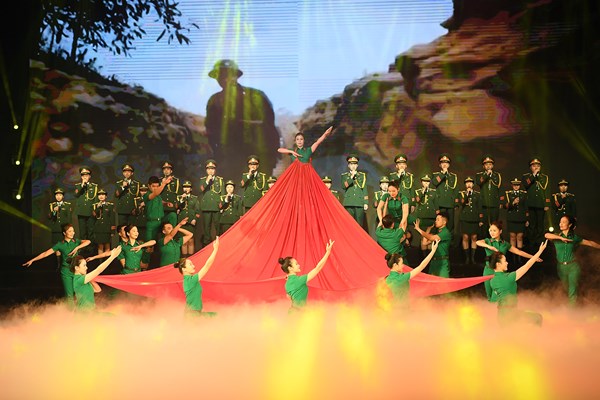 Trao giải thưởng VHNT, báo chí về đề tài LLVT và chiến tranh cách mạng - Anh 3