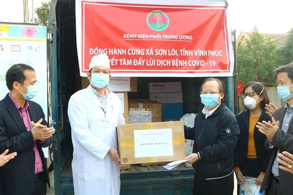 Bệnh viện Phổi Trung ương từ chối nhận hoa, tiếp khách Ngày thầy thuốc Việt Nam - Anh 1