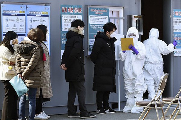 Một ngày Hàn Quốc tăng hơn 300 người mắc Covid-19 - Anh 1