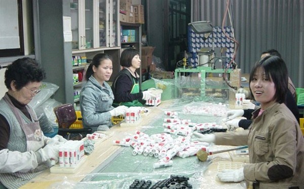 Bộ LĐ,TB&XH xây dựng kịch bản về bảo vệ người lao động tại nước ngoài trước dịch bệnh - Anh 1
