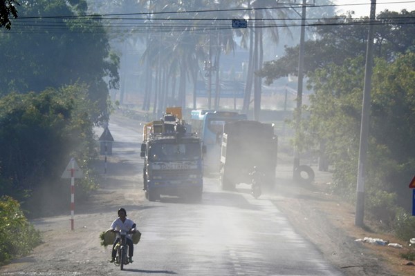 Xe quá tải “náo loạn” Quốc lộ 27 - Anh 1