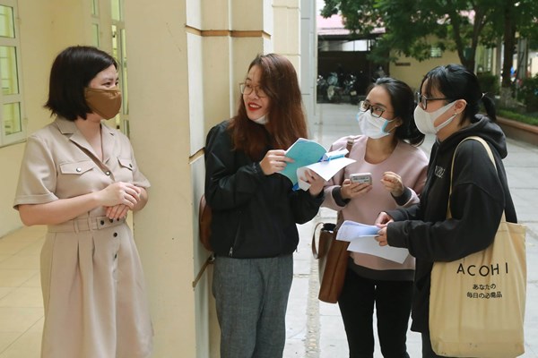 Sáng nay, sinh viên bắt đầu đi học trở lại - Anh 8