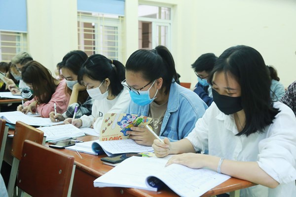 Sáng nay, sinh viên bắt đầu đi học trở lại - Anh 9
