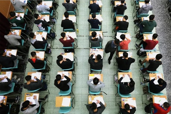 Thế giới nỗ lực ngăn chặn dịch bệnh Covid-19: Đóng cửa nhiều trường học - Anh 2