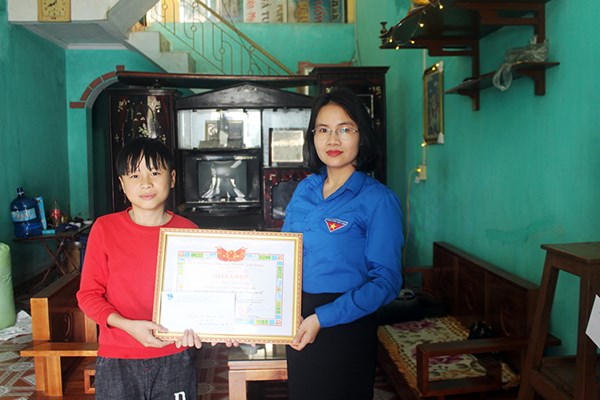 Khen thưởng học sinh trả lại người mất gần 50 triệu đồng - Anh 1