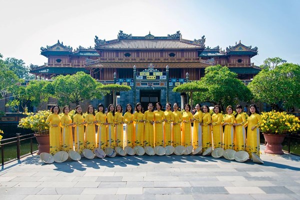 Miễn vé tham quan di sản Huế cho phụ nữ mặc áo dài truyền thống - Anh 1