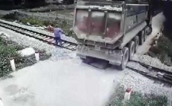 Biểu dương nhân viên gác chắn cứu đoàn tàu khỏi tai nạn thảm khốc - Anh 1