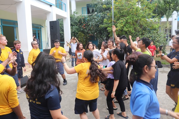 Kỷ niệm khó quên của đoàn thủy thủ Mỹ với trẻ em Đà Nẵng - Anh 1