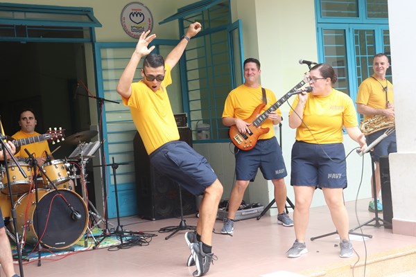 Kỷ niệm khó quên của đoàn thủy thủ Mỹ với trẻ em Đà Nẵng - Anh 2