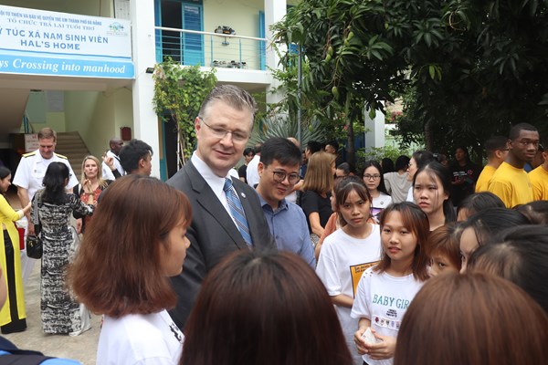 Kỷ niệm khó quên của đoàn thủy thủ Mỹ với trẻ em Đà Nẵng - Anh 6