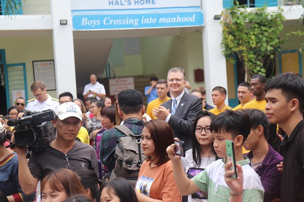 Kỷ niệm khó quên của đoàn thủy thủ Mỹ với trẻ em Đà Nẵng - Anh 5