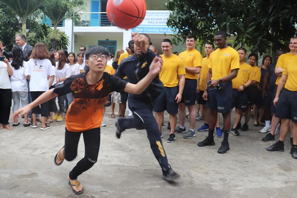 Kỷ niệm khó quên của đoàn thủy thủ Mỹ với trẻ em Đà Nẵng - Anh 3