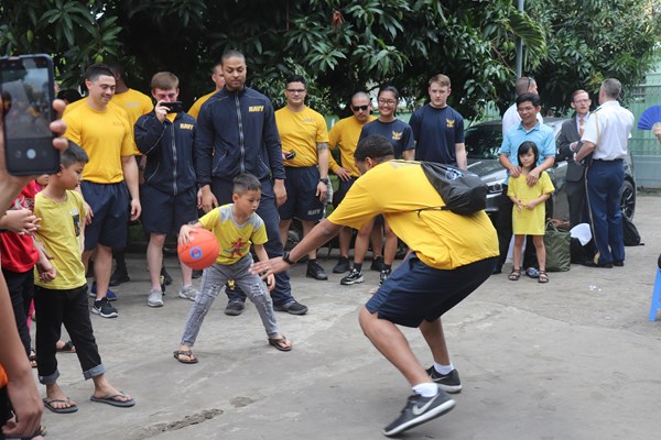 Kỷ niệm khó quên của đoàn thủy thủ Mỹ với trẻ em Đà Nẵng - Anh 4