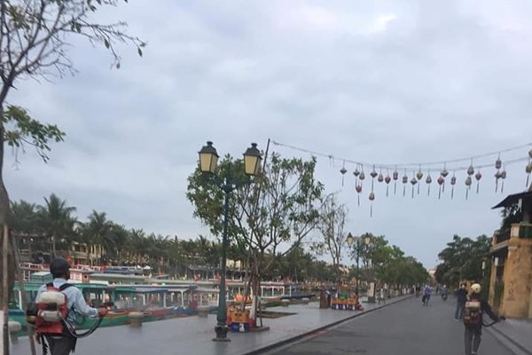 Hội An: Cách ly 33 du khách đi cùng chuyến bay với cô gái nhiễm Covid-19 thứ 17 tại Việt Nam - Anh 1