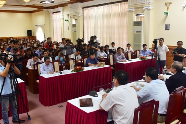 Cách ly 12 du khách cùng chuyến bay với nữ bệnh nhân nhiễm Covid-19 - Anh 2