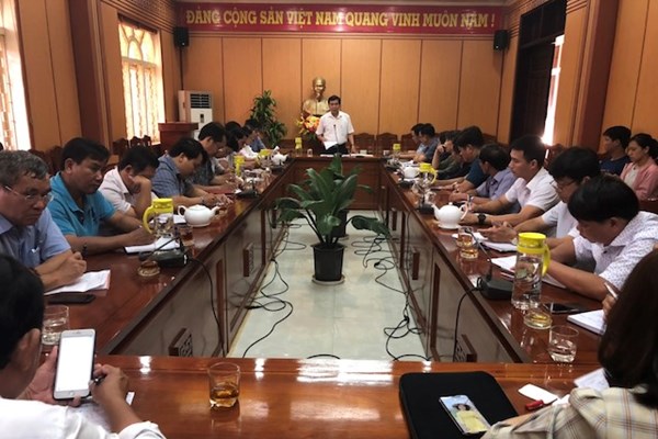 Quảng Nam họp khẩn liên quan đến 33 du khách cùng chuyến bay với nữ bệnh nhân thứ 17 - Anh 1