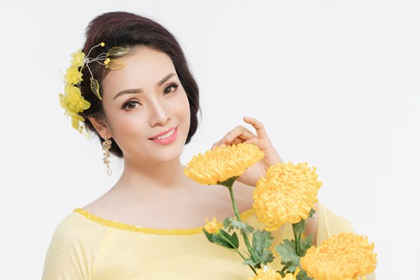 Tân Nhàn khiến người nghe “chơi vơi” trong MV mừng 8.3 - Anh 3