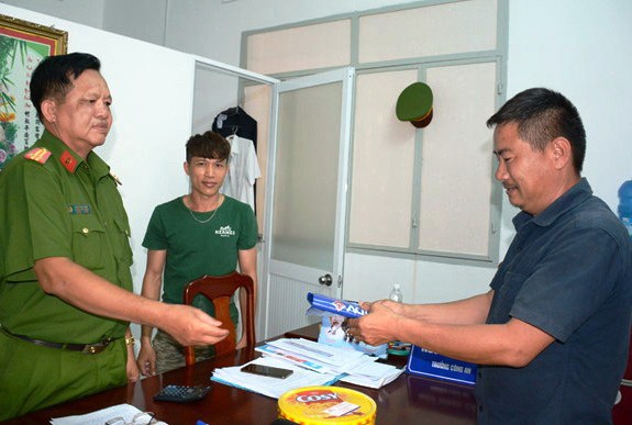 Trao trả cho người đàn ông đánh rơi 100 triệu đồng - Anh 1