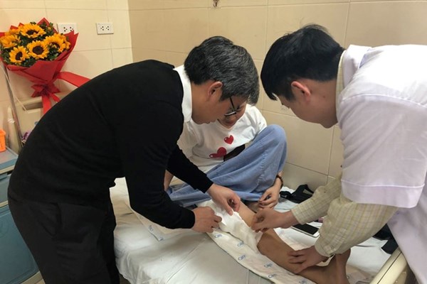 Người Việt Nam đầu tiên đi lại với xương đùi bằng kim loại - Anh 1