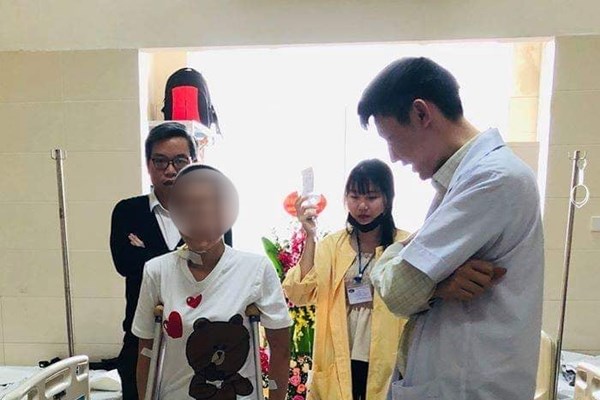 Người Việt Nam đầu tiên đi lại với xương đùi bằng kim loại - Anh 2