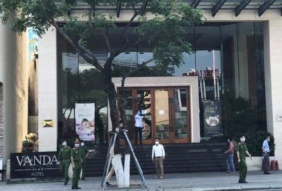 Cách ly, xét nghiệm các trường hợp tiếp xúc gần với hai du khách Anh nhiễm Covid-19 - Anh 1