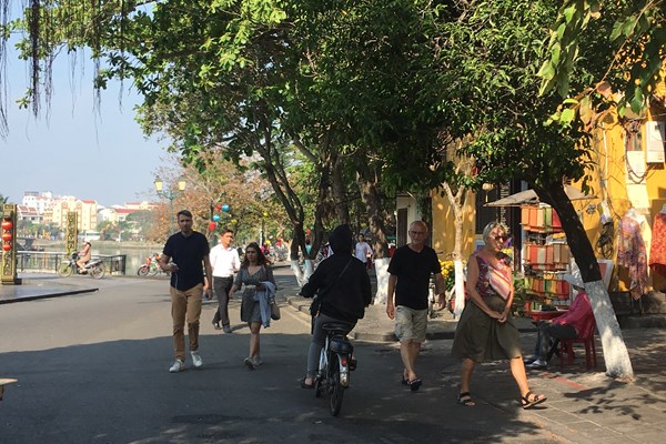 30 người đi cùng chuyến bay với bệnh nhân Covid-19 cho kết quả âm tính - Anh 1