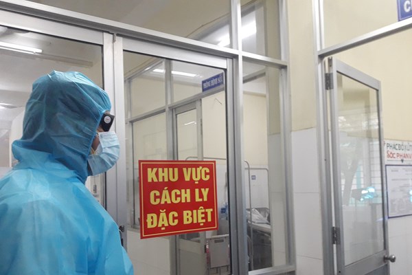 Cách ly khẩn cấp các nhân viên khách sạn tiếp xúc trực tiếp với 2 khách Anh - Anh 2