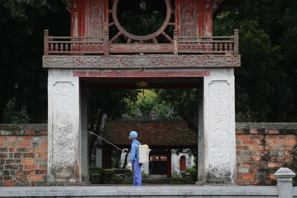 Nhiều di tích ở Hà Nội tạm dừng đón khách, phun khử khuẩn chống Covid-19 - Anh 5