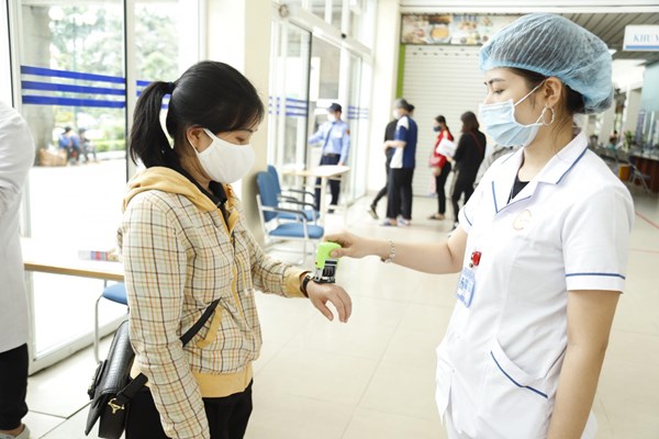 Sàng lọc người ra vào bệnh viện để phòng chống dịch Covid – 19 - Anh 2