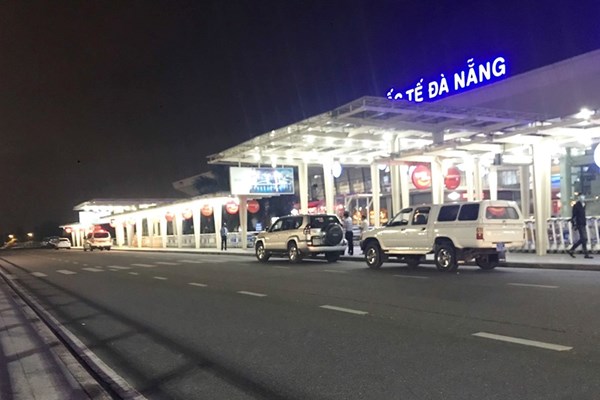 Sở Y tế Quảng Nam giải thích việc đưa 4 du khách Anh đang cách ly ra sân bay Đà Nẵng - Anh 1