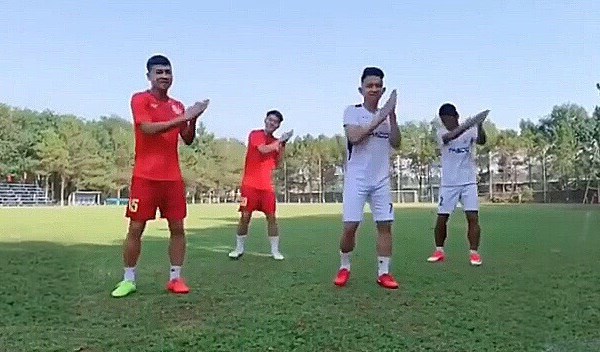 Cầu thủ HAGL nhảy vũ điệu “Ghen cô Vy” kêu gọi phòng chống Covid-19 - Anh 1