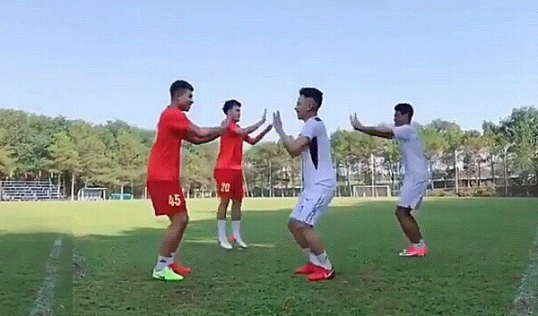 Cầu thủ HAGL nhảy vũ điệu “Ghen cô Vy” kêu gọi phòng chống Covid-19 - Anh 2