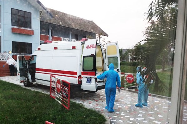 HUẾ: Cách ly 32 du khách quốc tế đi cùng chuyến bay với bệnh nhân nhiễm SARS-CoV-2 - Anh 1