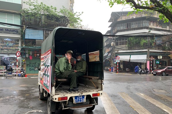 Hà Nội: Ngày đầu tiên thực hiện việc đeo khẩu trang nơi công cộng - Anh 10