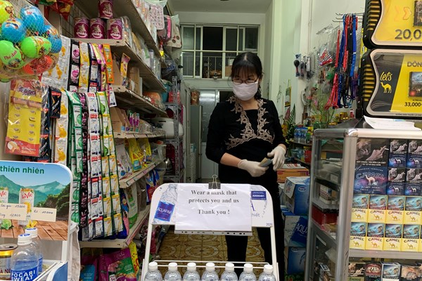 Hà Nội: Ngày đầu tiên thực hiện việc đeo khẩu trang nơi công cộng - Anh 12