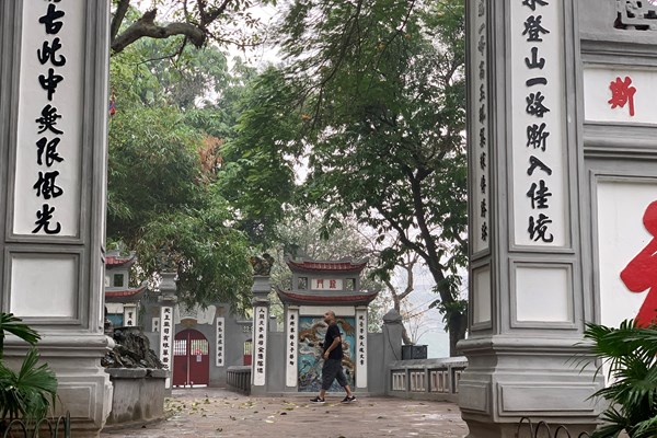 Hà Nội: Ngày đầu tiên thực hiện việc đeo khẩu trang nơi công cộng - Anh 13