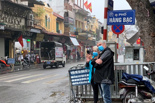 Hà Nội: Ngày đầu tiên thực hiện việc đeo khẩu trang nơi công cộng - Anh 2