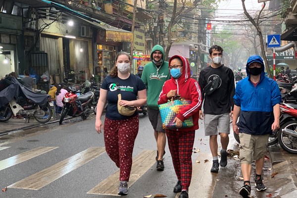 Hà Nội: Ngày đầu tiên thực hiện việc đeo khẩu trang nơi công cộng - Anh 3
