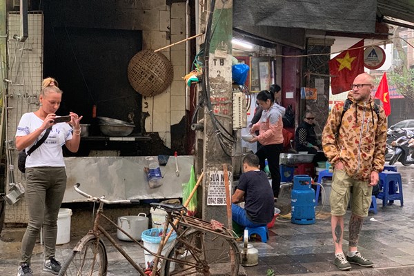Hà Nội: Ngày đầu tiên thực hiện việc đeo khẩu trang nơi công cộng - Anh 4
