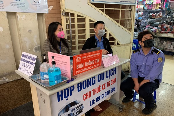 Hà Nội: Ngày đầu tiên thực hiện việc đeo khẩu trang nơi công cộng - Anh 6