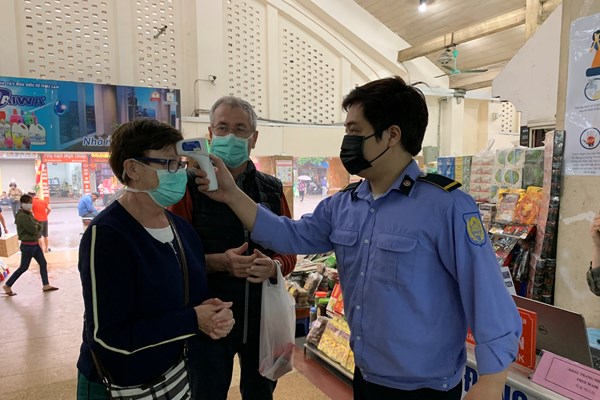 Hà Nội: Ngày đầu tiên thực hiện việc đeo khẩu trang nơi công cộng - Anh 7