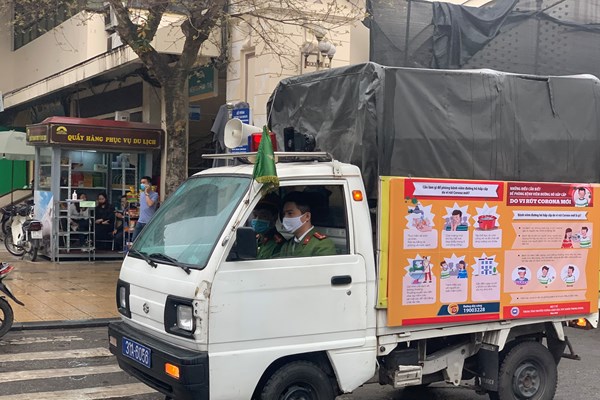 Hà Nội: Ngày đầu tiên thực hiện việc đeo khẩu trang nơi công cộng - Anh 9
