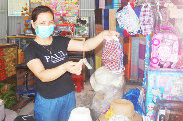 Du khách đến Tràng An vui vẻ mua khẩu trang trước khi vào tham quan - Anh 3