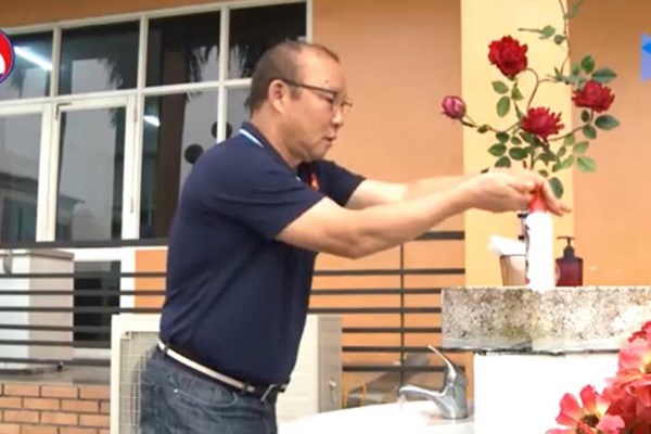 Chiến dịch phòng chống  covid-19 của HLV Park Hang-seo và các học trò : “Thầy giao nhiệm vụ thì thực hiện thôi” - Anh 1