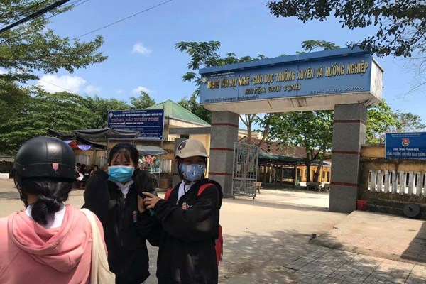Ôn thi, dạy học cho học sinh lớp 12 trên truyền hình - Anh 1