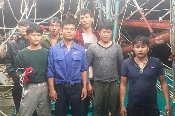 Ngư dân sống sót nhờ ôm can nhựa lênh đênh trên biển - Anh 1