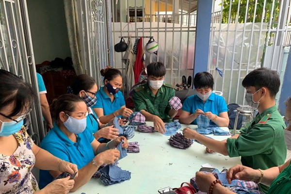 Hơn 30.000 chiếc khẩu trang miễn phí phát tận tay người dân - Anh 1