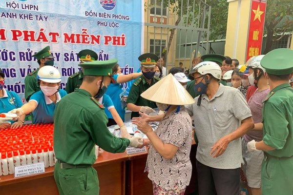 Hơn 30.000 chiếc khẩu trang miễn phí phát tận tay người dân - Anh 2
