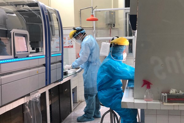 Hải Phòng:​​​​​​​ Vận hành máy sinh học phân tử Realtime PCR tự động xét nghiệm vi rút COVID-19 - Anh 2