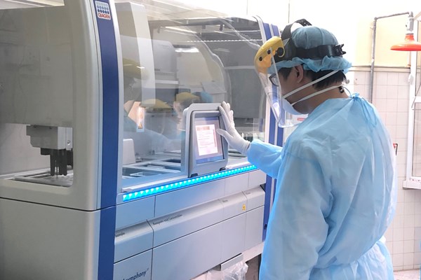 Hải Phòng:​​​​​​​ Vận hành máy sinh học phân tử Realtime PCR tự động xét nghiệm vi rút COVID-19 - Anh 1